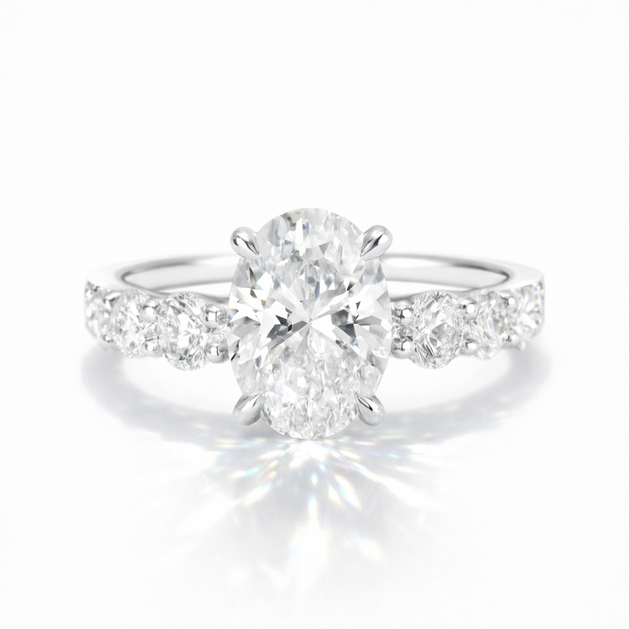 Ovaler Verlobungsring aus 14 Karat Weißgold mit Labordiamant und Pavé-Ringschiene