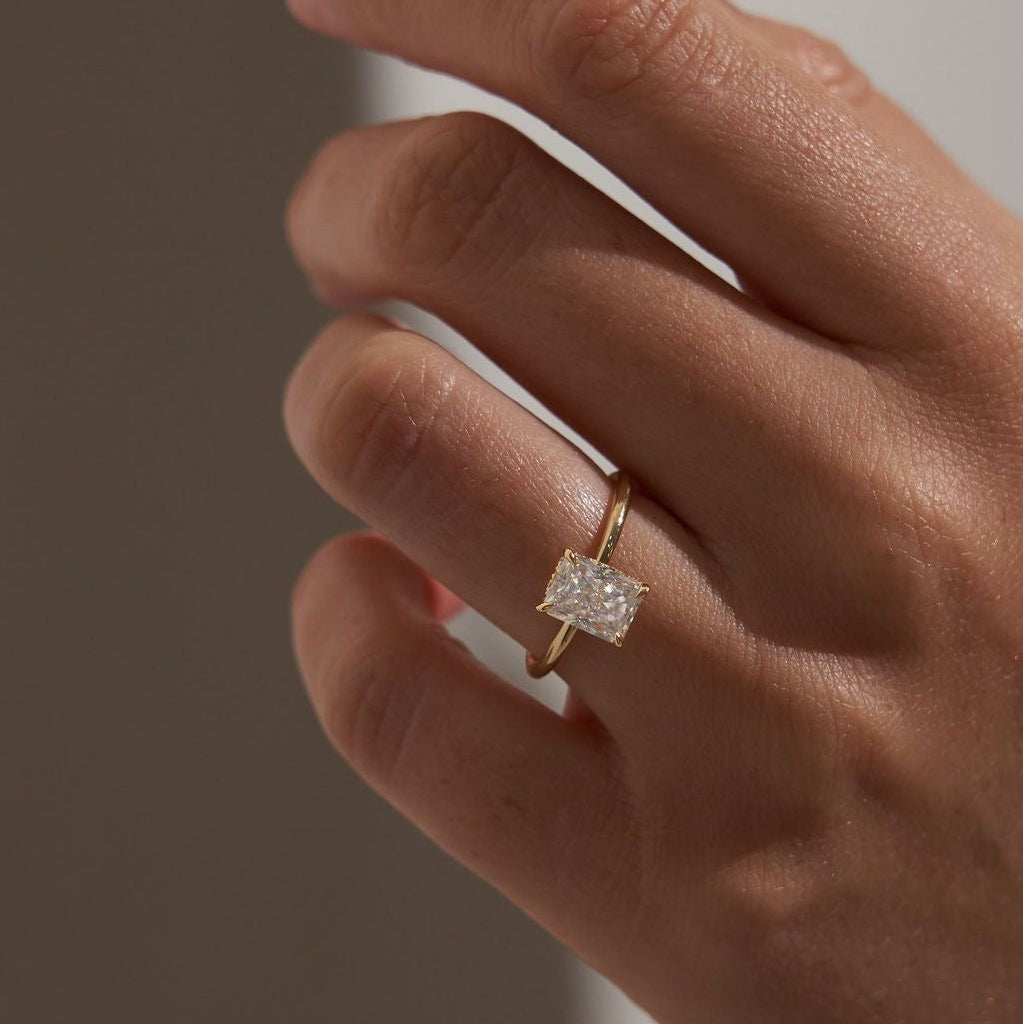 Radiant Solitär-Verlobungsring mit Labordiamant an der Hand