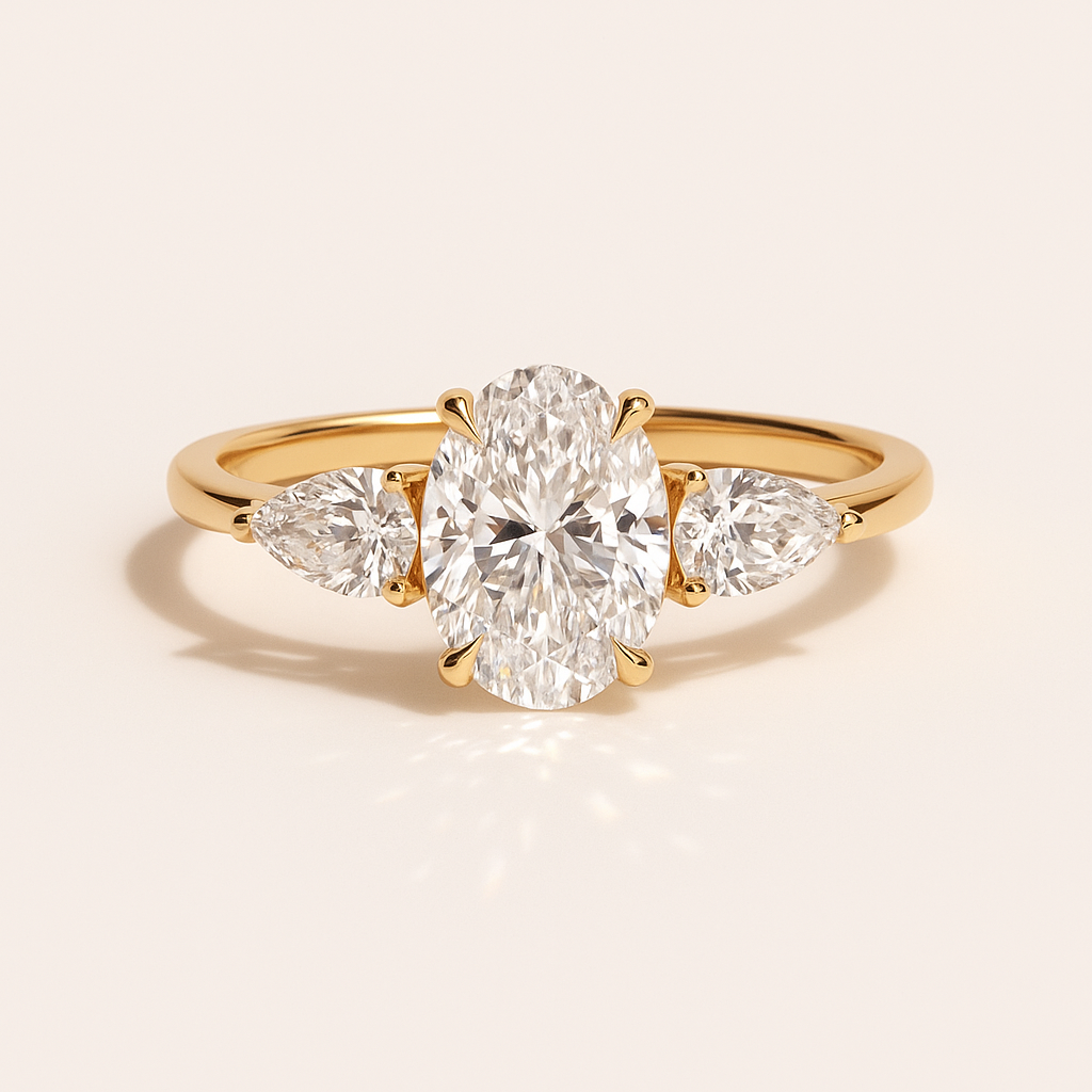 Carmen Oval Threestone Verlobungsring aus 18k Gelbgold mit einem funkelnden, laborgezüchteten Diamanten – handgefertigt, nachhaltig, von Labgrownlove