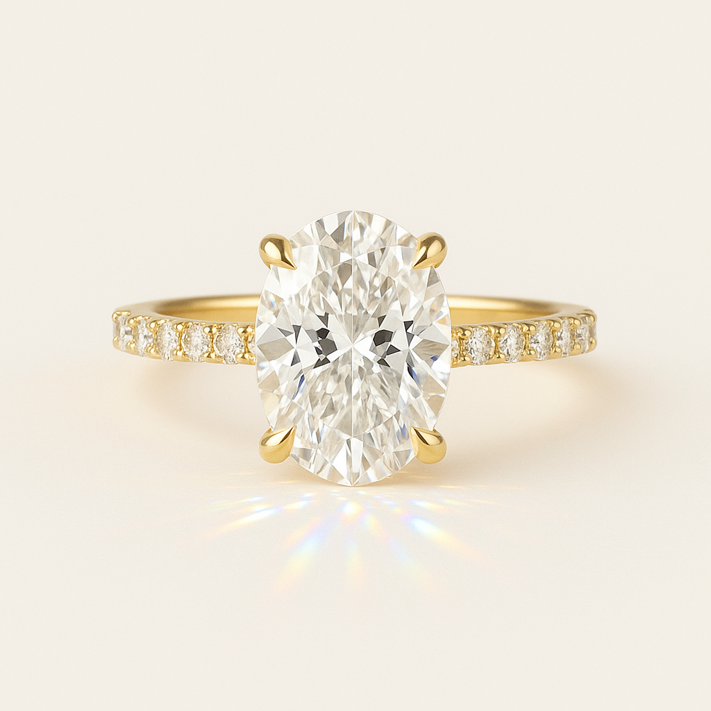Tiffany Pavé Verlobungsring aus 14k Gelbgold mit einem funkelnden, Laborgezüchteten Diamanten - handgefertigt & nachhaltig - von Labgrownlove 