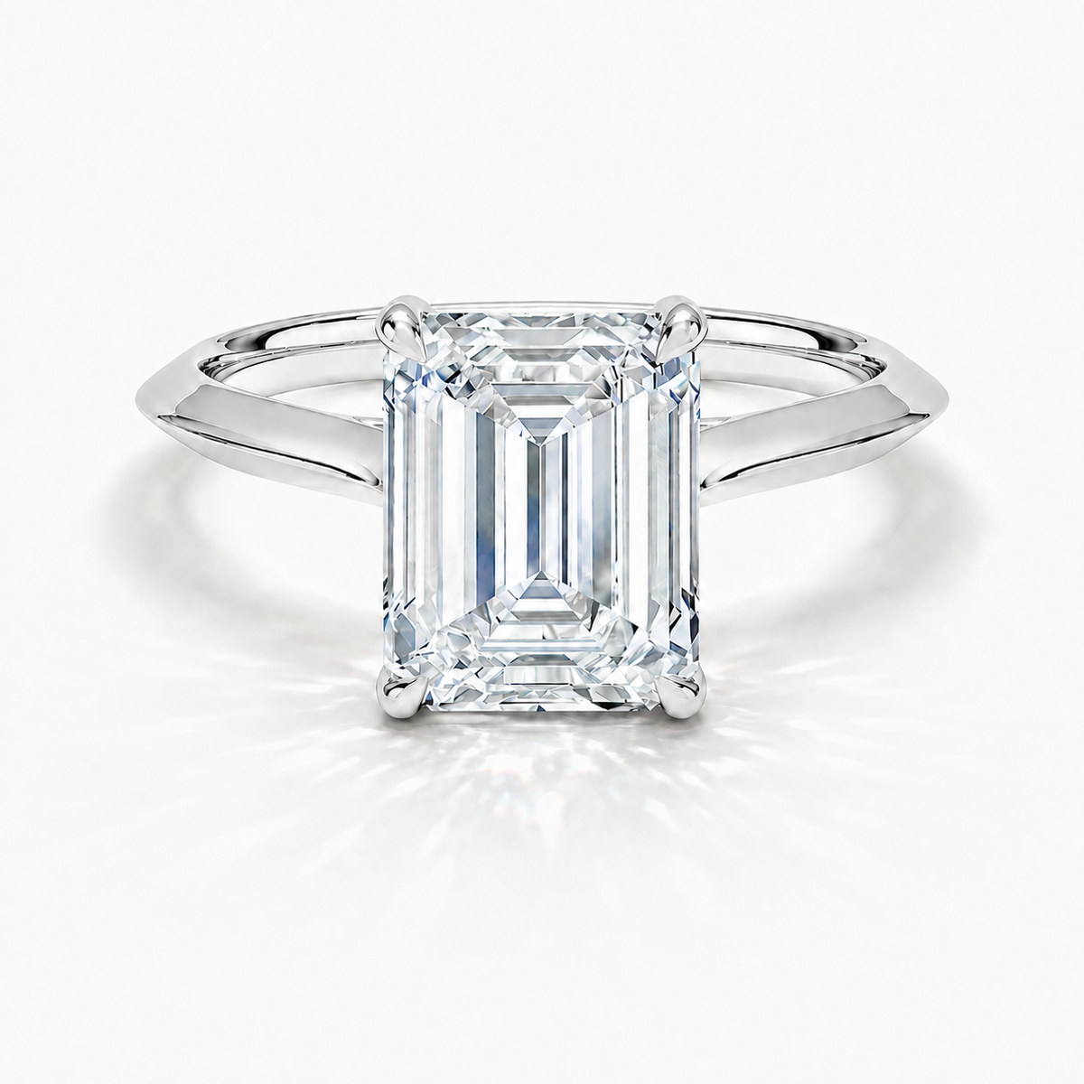 Zara - Solitaire Emerald Knife Edge Low Setting-Verlobungsring aus 14k Weißgold mit einem funkelnden, laborgezüchteten Diamanten - handgefertigt & nachhaltig - von Labgrownlove