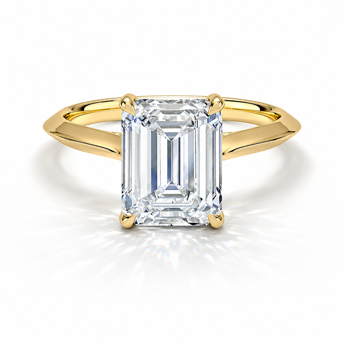 Zara - Solitaire Emerald Knife Edge Low Setting-Verlobungsring aus 14k Gelbgold mit einem funkelnden, laborgezüchteten Diamanten - handgefertigt & nachhaltig - von Labgrownlove