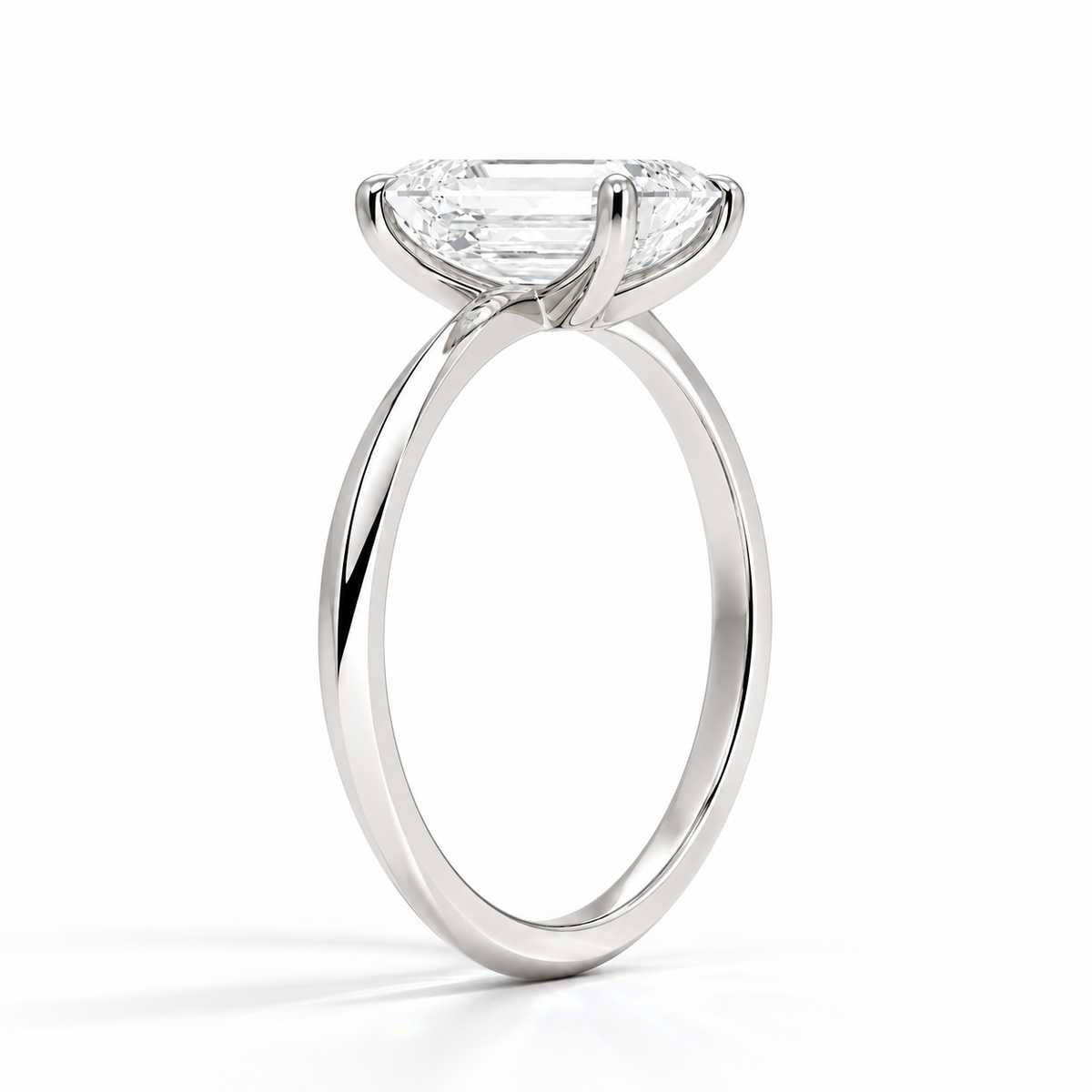 Zara - Solitaire Emerald Knife Edge Low Setting-Verlobungsring aus 14k Weißgold mit einem funkelnden, laborgezüchteten Diamanten - handgefertigt & nachhaltig - von Labgrownlove