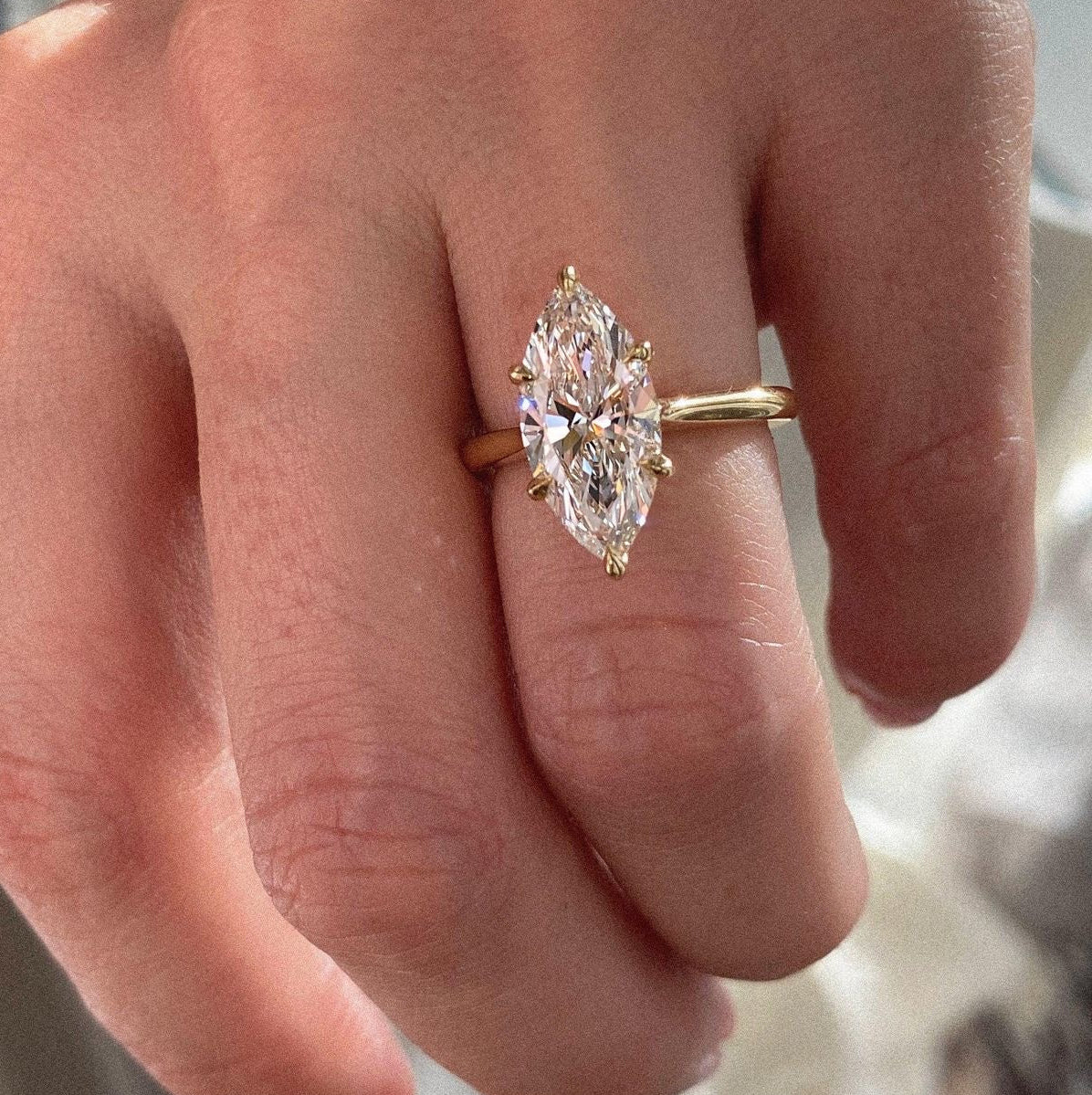 Rom - Marquise Solitaire Low Profile Verlobungsring aus 14k und 18k Gelbgold mit einem funkelnden, laborgezüchteten Diamanten - handgefertigt & nachhaltig - von Labgrownlove