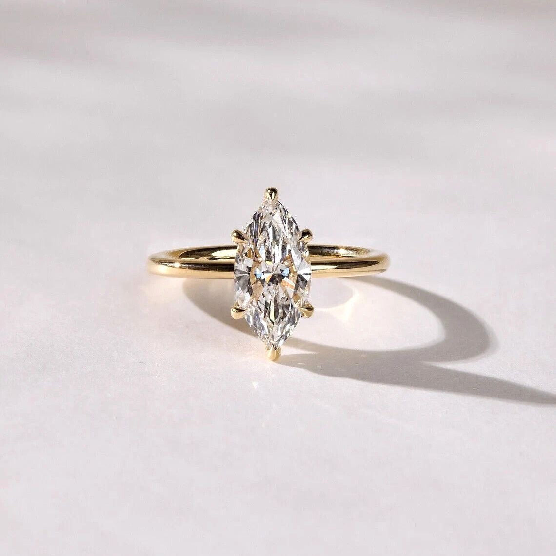 Rom - Marquise Solitaire Low Profile Verlobungsring aus 14k und 18k Gelbgold mit einem funkelnden, laborgezüchteten Diamanten - handgefertigt & nachhaltig - von Labgrownlove