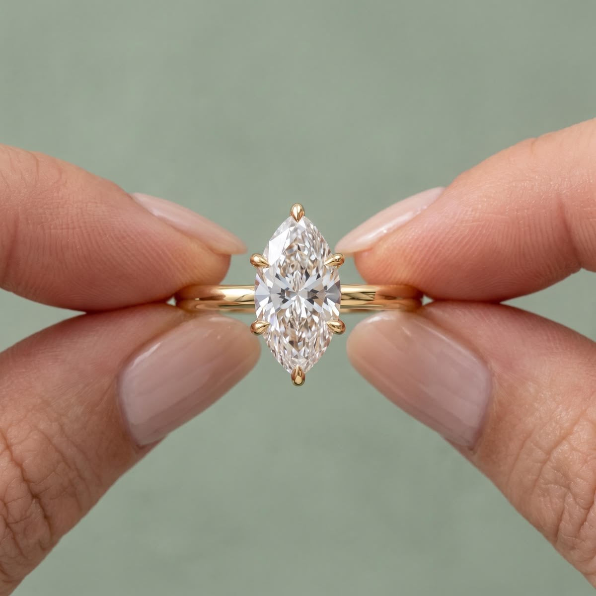 Rom - Marquise Solitaire Low Profile Verlobungsring aus 14k und 18k Gelbgold mit einem funkelnden, laborgezüchteten Diamanten - handgefertigt & nachhaltig - von Labgrownlove