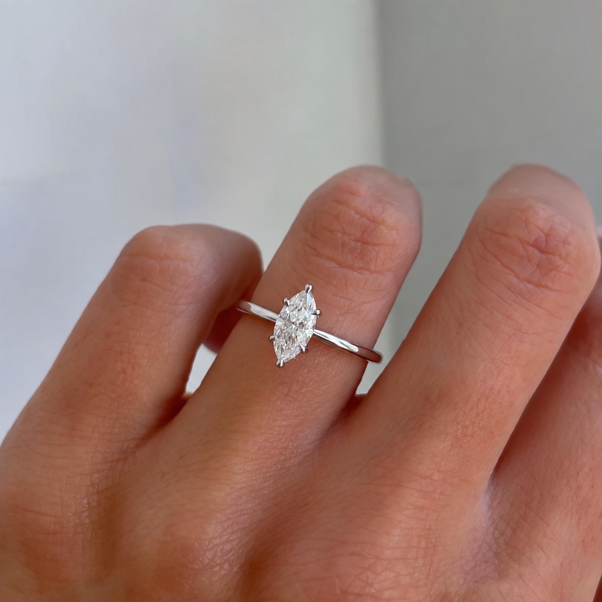 Rom - Marquise Solitaire Low Profile Verlobungsring aus 14k und 18k Weißgold mit einem funkelnden, laborgezüchteten Diamanten - handgefertigt & nachhaltig - von Labgrownlove