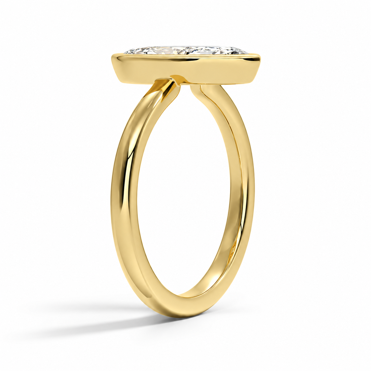 Seitenansicht: Marquise Bezel-Verlobungsring aus Gelbgold mit Labordiamant