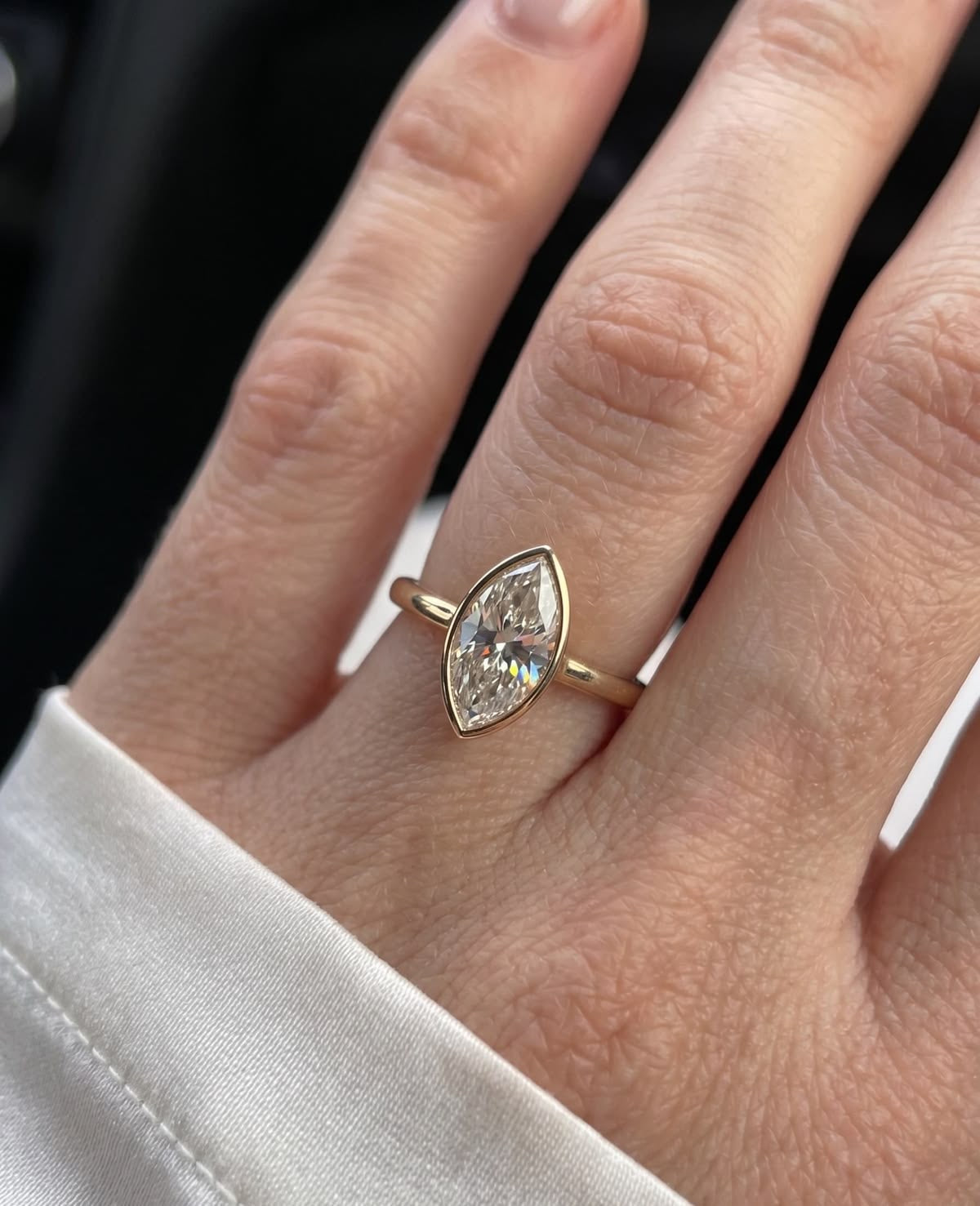 Marquise Bezel-Verlobungsring mit Labordiamant an der Hand