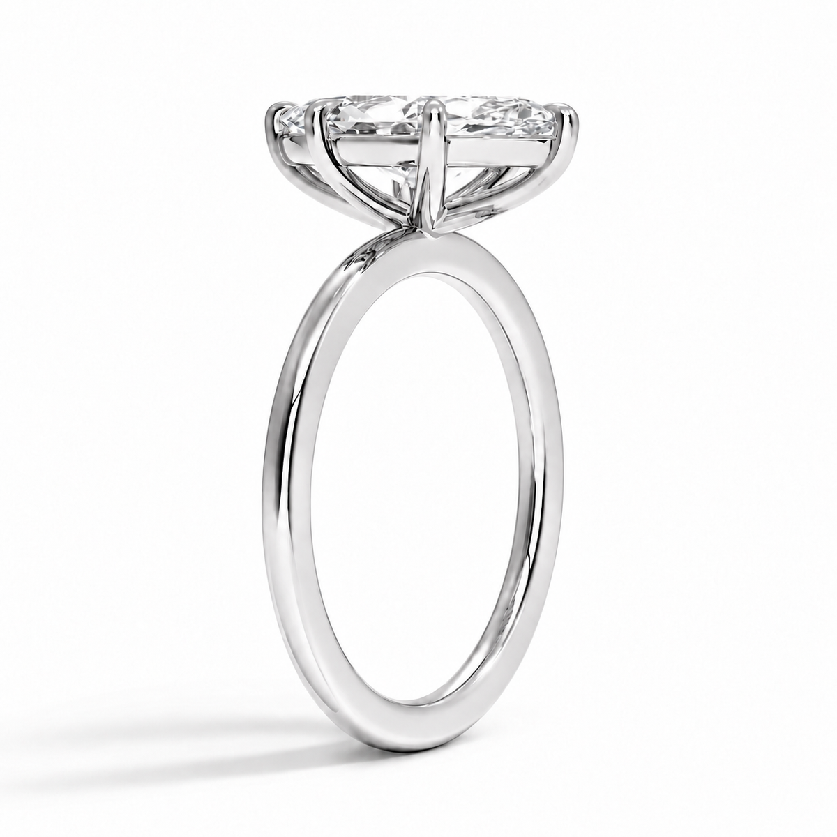 Seitenansicht: Marquise Verlobungsring aus Weißgold mit Labordiamant und Galerieschiene