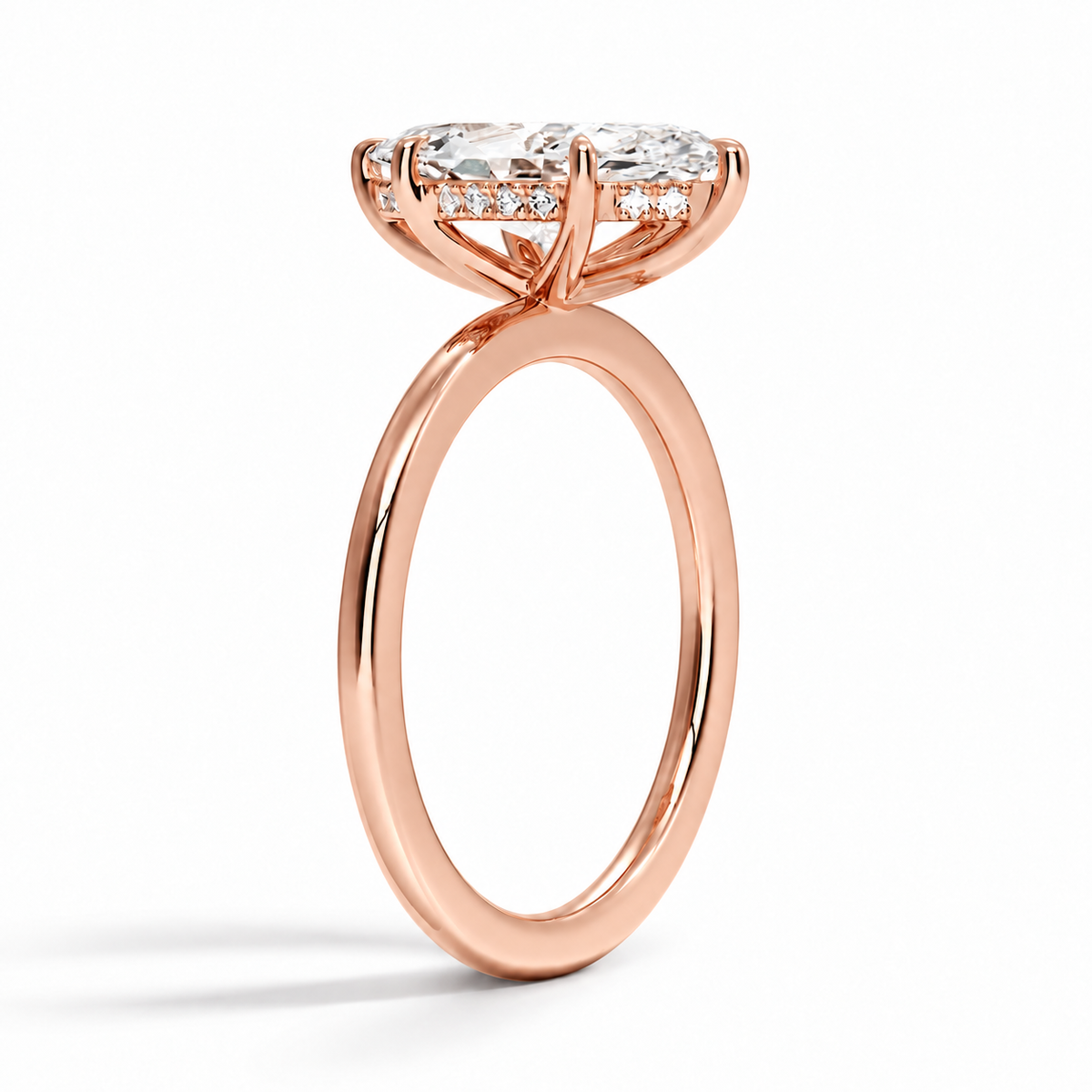 Seitenansicht: Marquise Verlobungsring aus Roségold mit Labordiamant und Hidden Halo und Galerieschiene