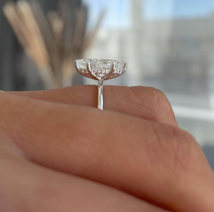 Marquise Verlobungsring mit Labordiamant und Hidden Halo und Galerieschiene an der Hand