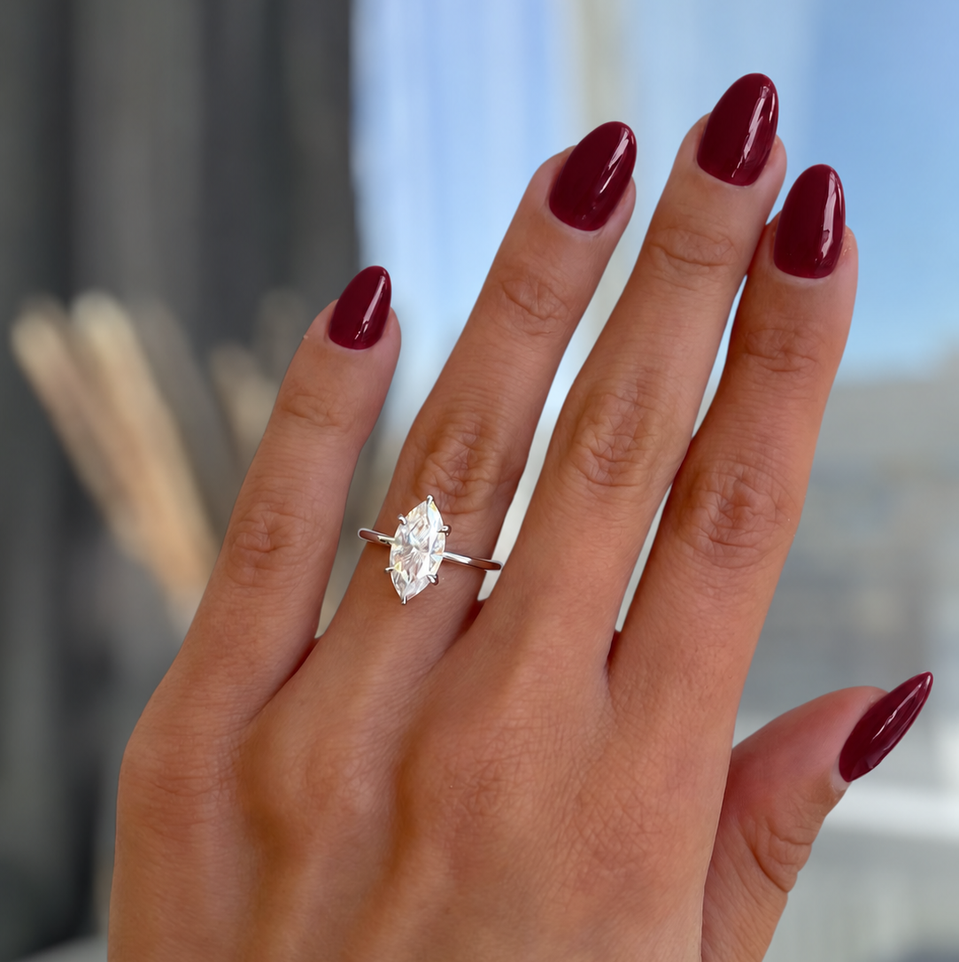 Marquise Verlobungsring mit Labordiamant und Hidden Halo und Galerieschiene an der Hand