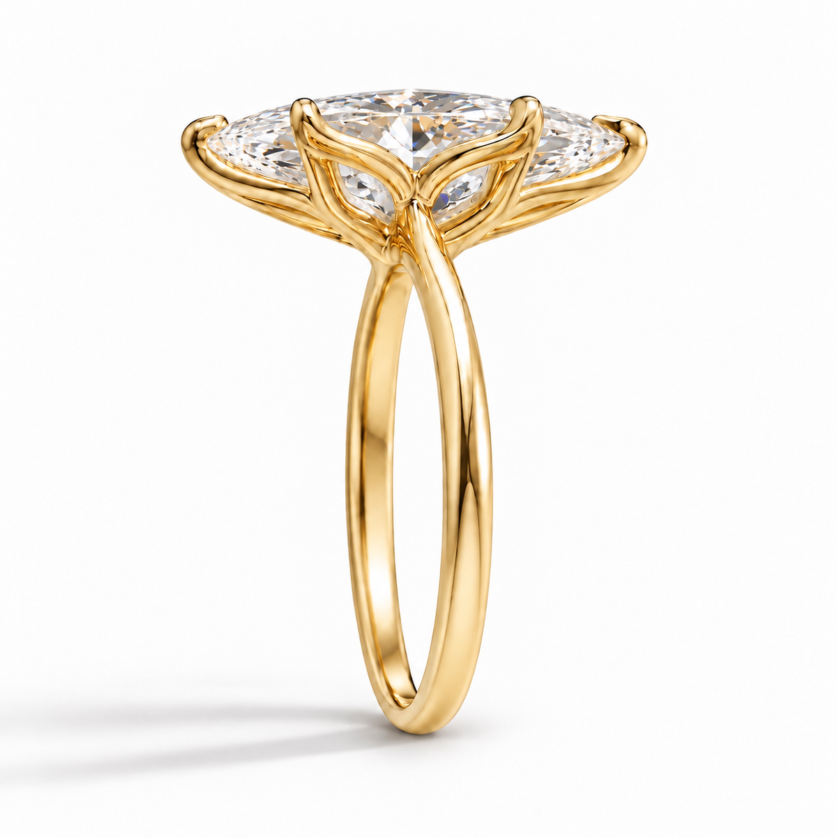 Seitenansicht: Marquise Verlobungsring aus Gelbgold mit Labordiamant und Tulpenfassung