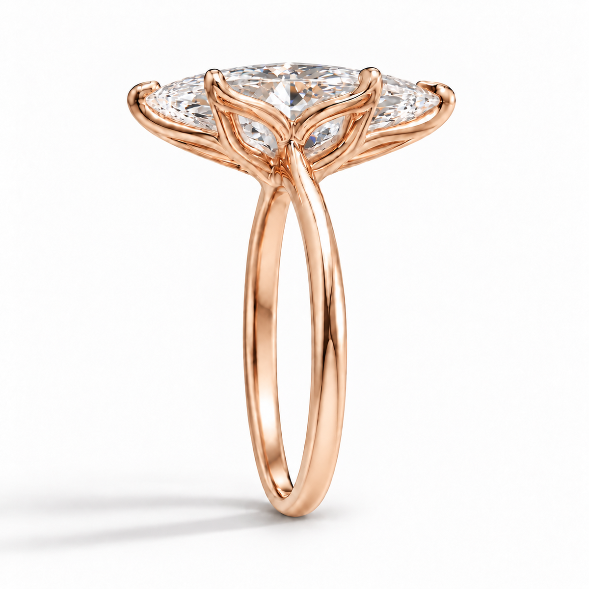 Seitenansicht: Marquise Verlobungsring aus Roségold mit Labordiamant und Tulpenfassung