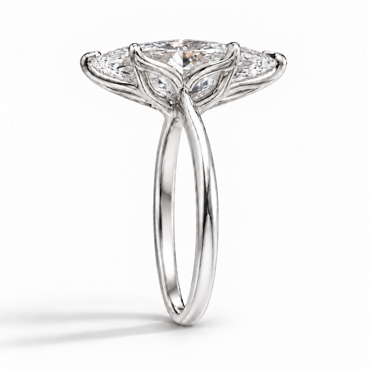 Seitenansicht: Marquise Verlobungsring aus Weißgold mit Labordiamant und Tulpenfassung