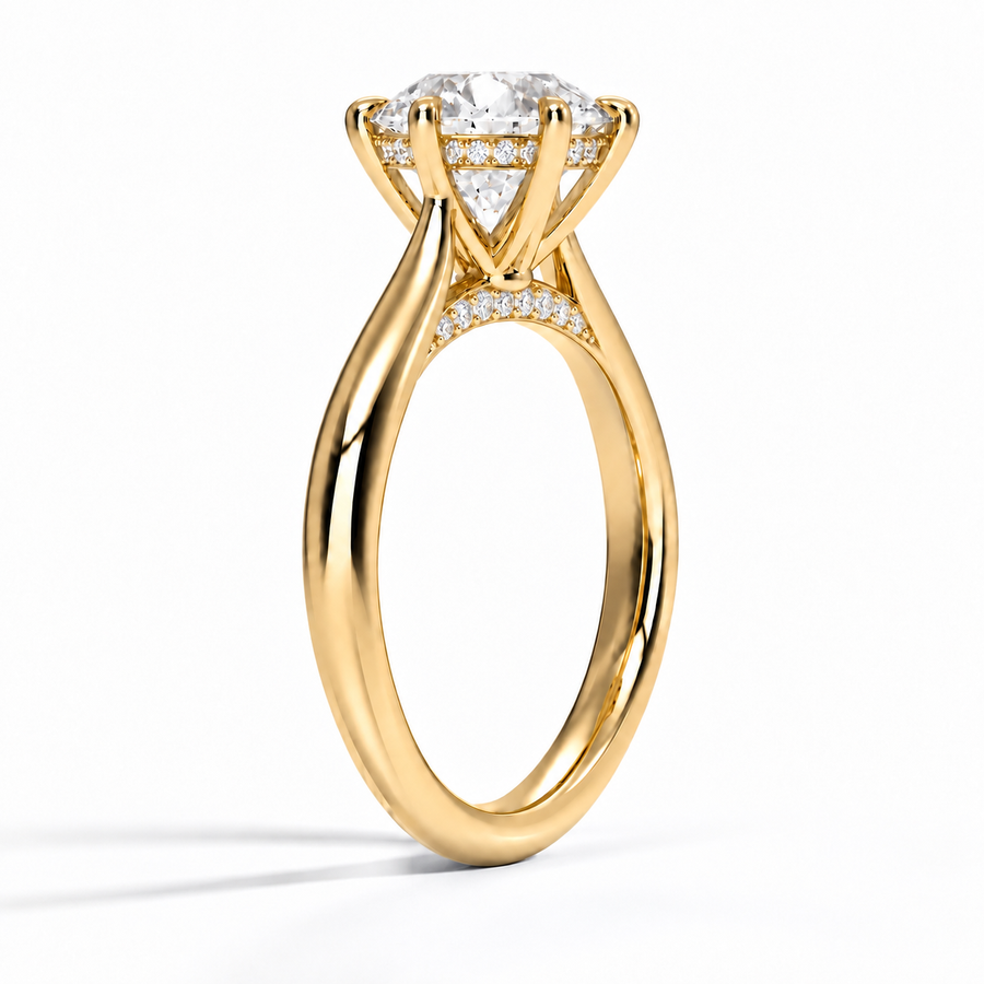 Seitenansicht: Runder Verlobungsring aus Gelbgold mit Labordiamant und Hidden Halo und Cathedral-Fassung