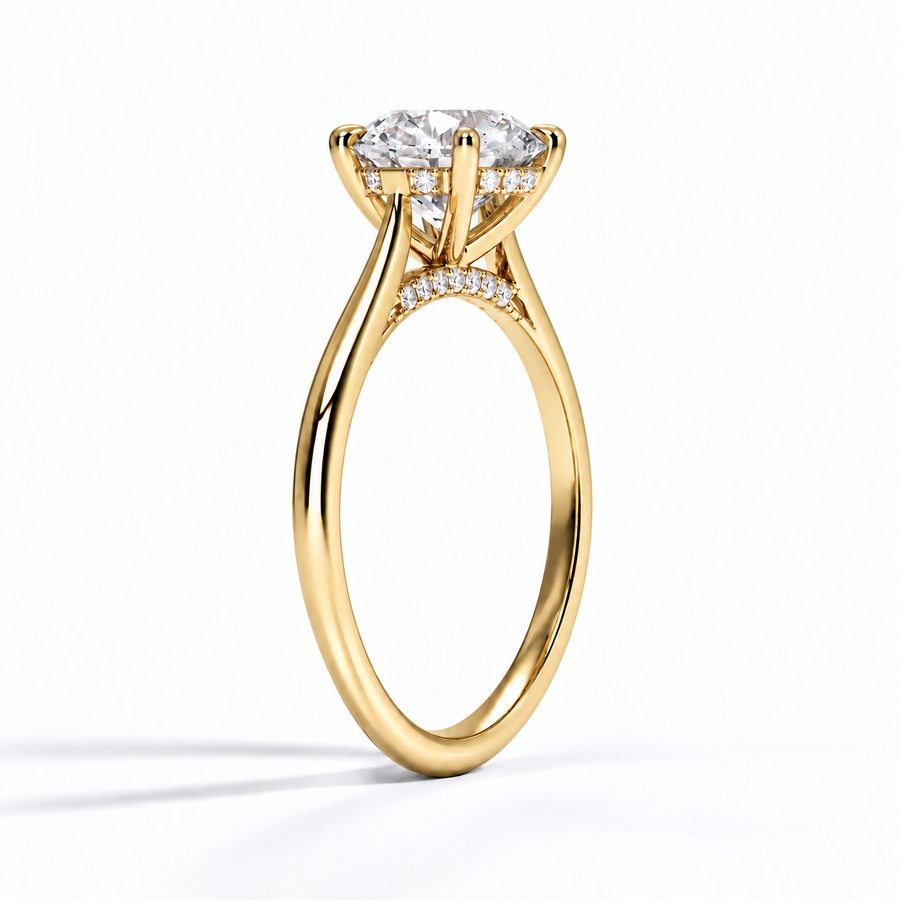 Seitenansicht: Runder Verlobungsring aus Gelbgold mit Labordiamant und Hidden Halo und Cathedral-Fassung