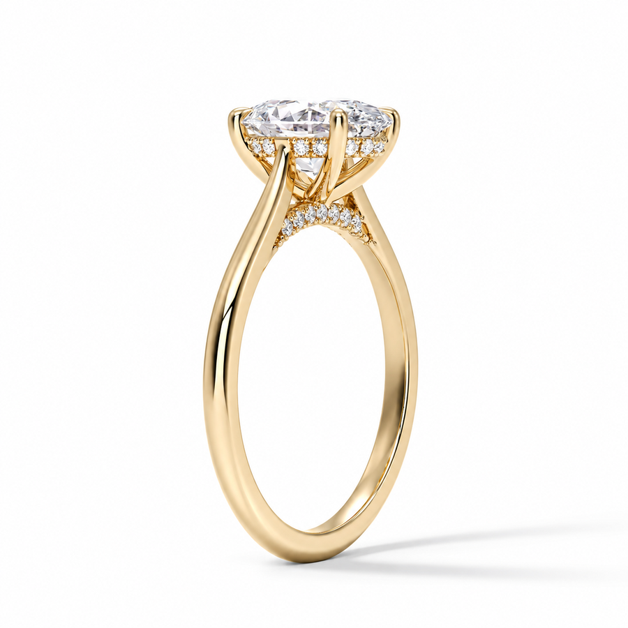 Seitenansicht: Ovaler Verlobungsring aus Gelbgold mit Labordiamant und Hidden Halo und Cathedral-Fassung
