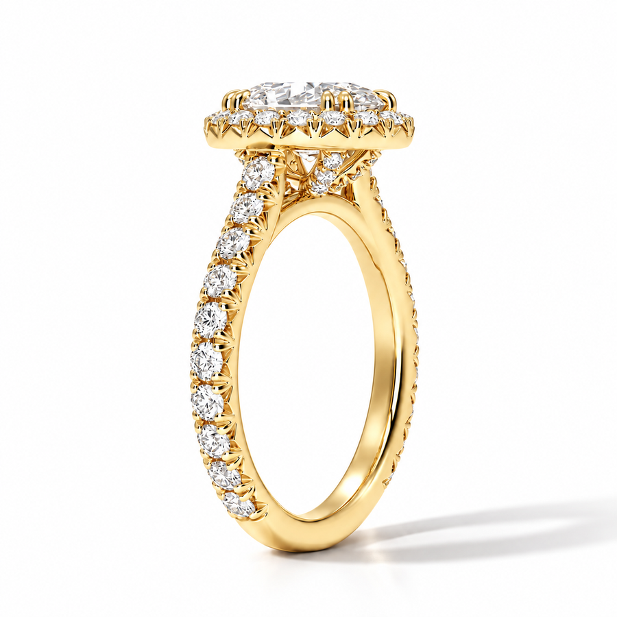 Seitenansicht: Ovaler Halo-Verlobungsring aus Gelbgold mit Labordiamant und Hidden Halo und Cathedral-Fassung