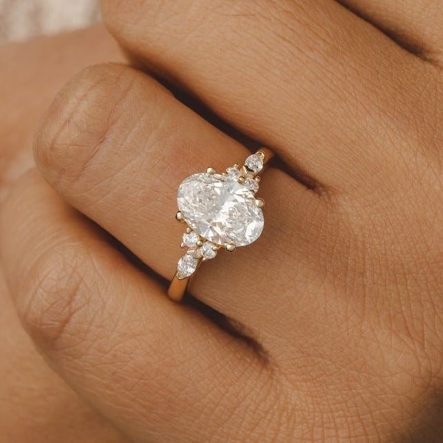 Flores - Oval Triology Verlobungsring aus 14k Gelbgold mit einem funkelnden, laborgezüchteten Diamanten - handgefertigt & nachhaltig - von Labgrownlove 