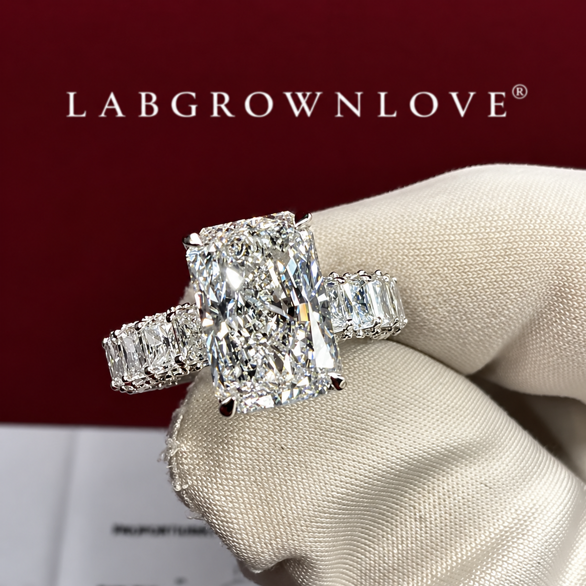 Prag - Radiant hidden halo Emerald Pavé Verlobungsring aus 18k Weißgold mit einem funkelnden, Laborgezüchteten Diamanten - handgefertigt & nachhaltig - von Labgrownlove 