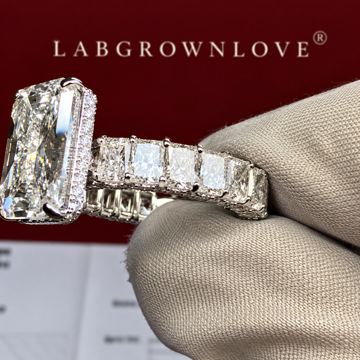 Prag - Radiant hidden halo Emerald Pavé Verlobungsring aus 18k Weißgold mit einem funkelnden, Laborgezüchteten Diamanten - handgefertigt & nachhaltig - von Labgrownlove 
