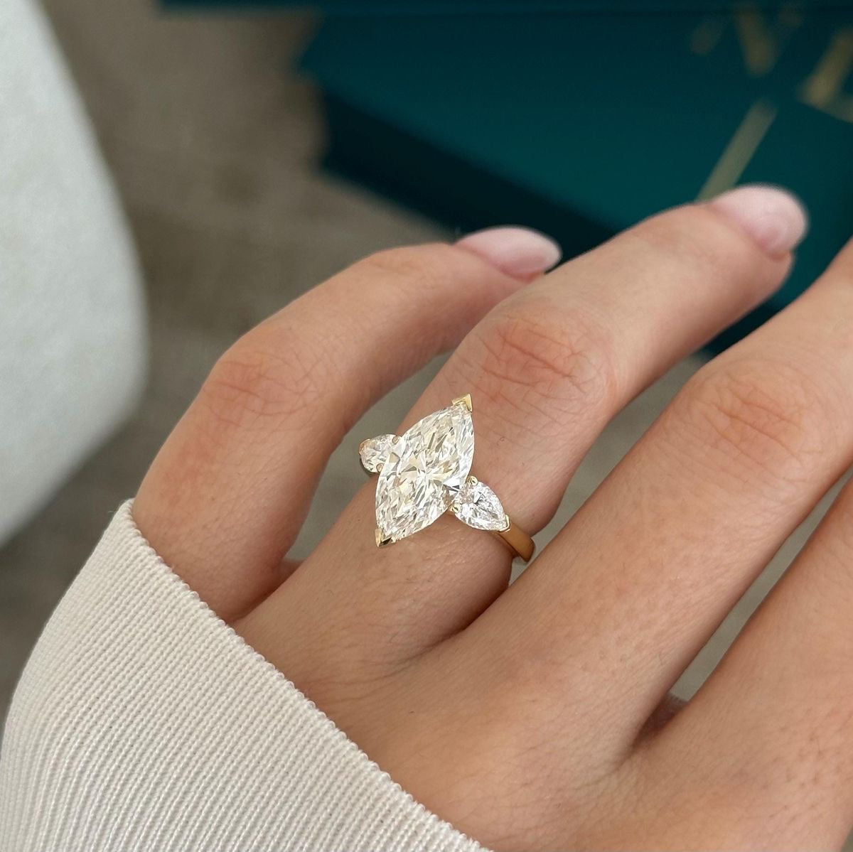 Lara - Marquise Threestone Laborgezüchteter Diamant