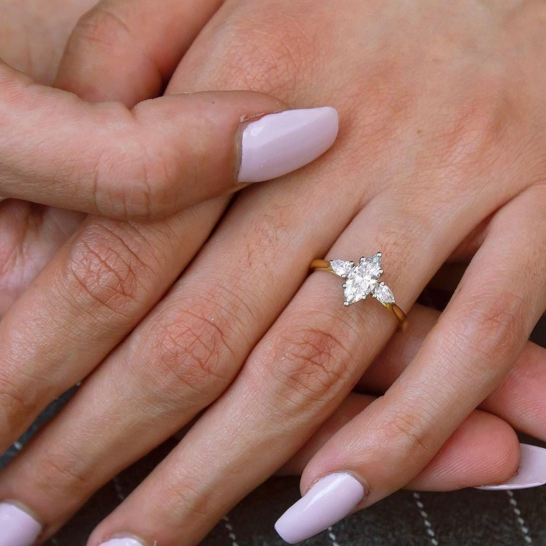 Lara - Marquise Threestone Laborgezüchteter Diamant