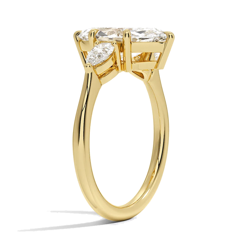 Seitenansicht: Marquise Dreistein-Verlobungsring aus Gelbgold mit Labordiamant
