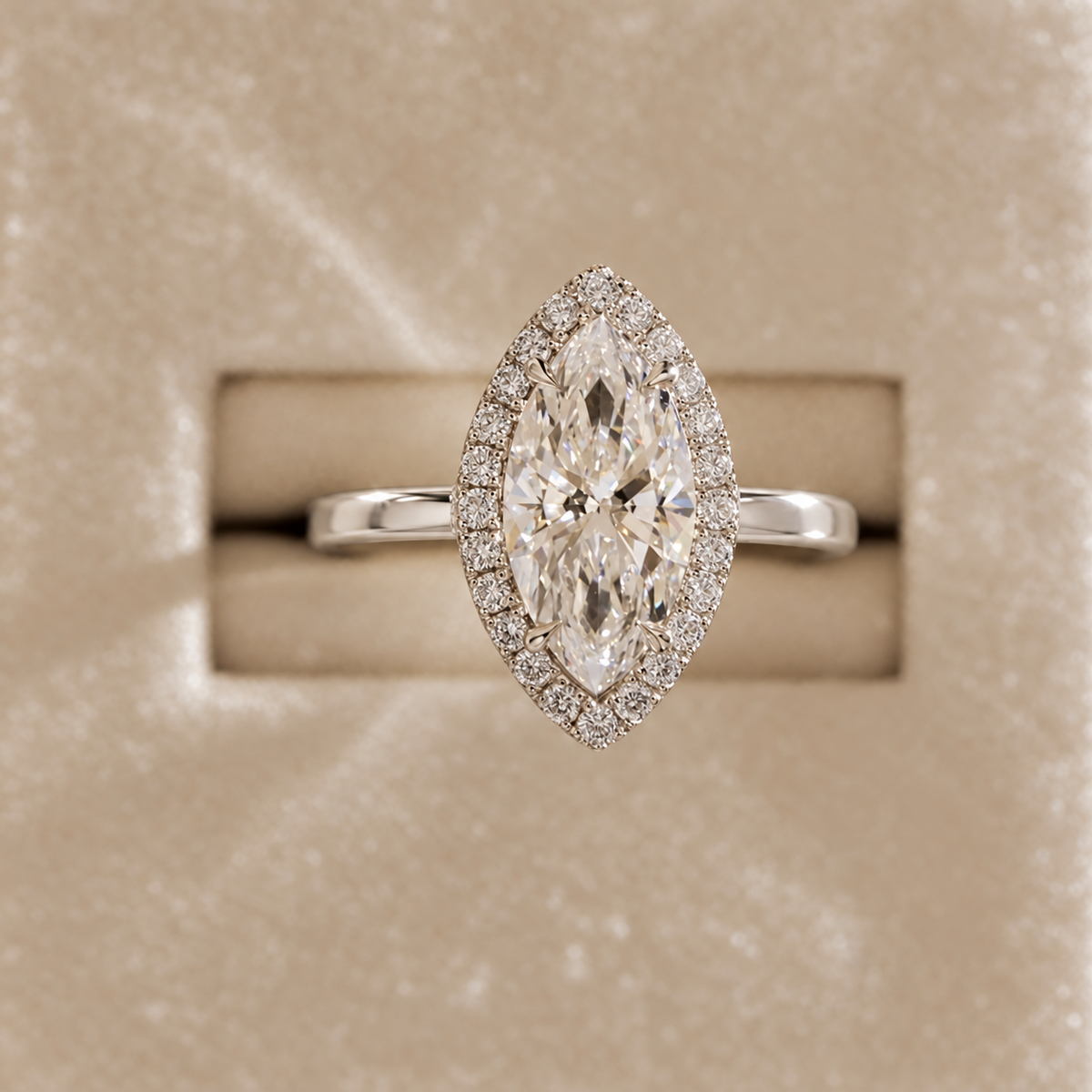 Marquise Halo-Verlobungsring aus Weißgold mit Labordiamant