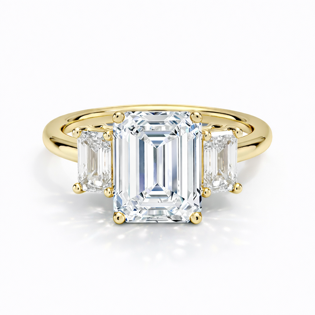 Emerald Threestone Verlobungsring aus 14k Gelbgold mit drei laborgezüchteten Diamanten, nachhaltiger und eleganter Diamantring.