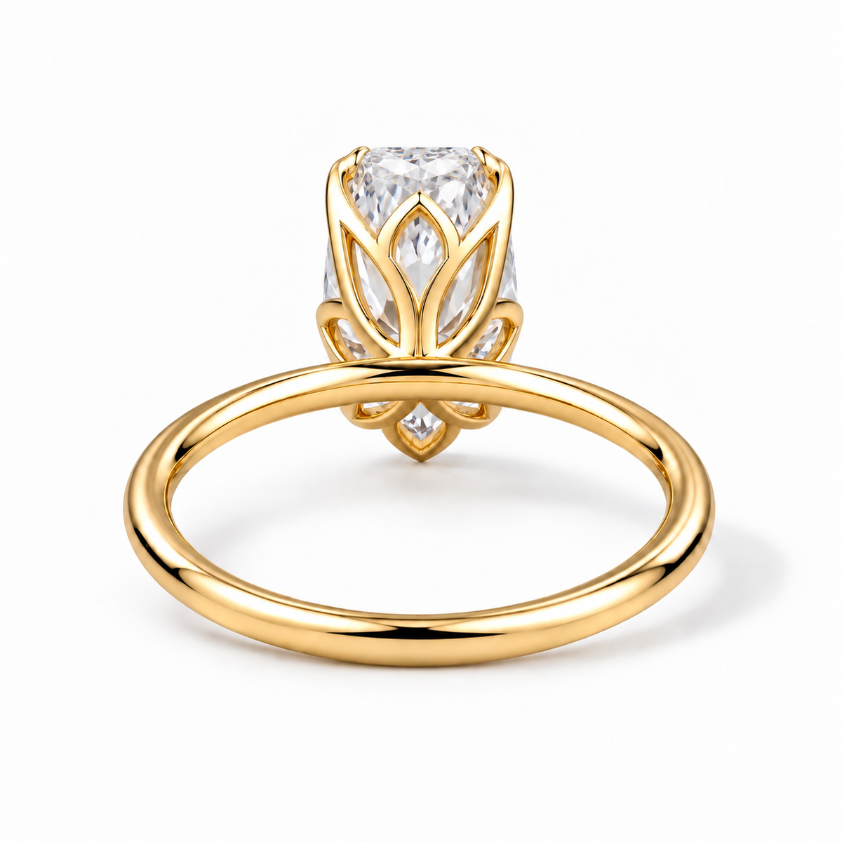 Seitenansicht: Cushion Verlobungsring aus Gelbgold mit Labordiamant und Tulpenfassung