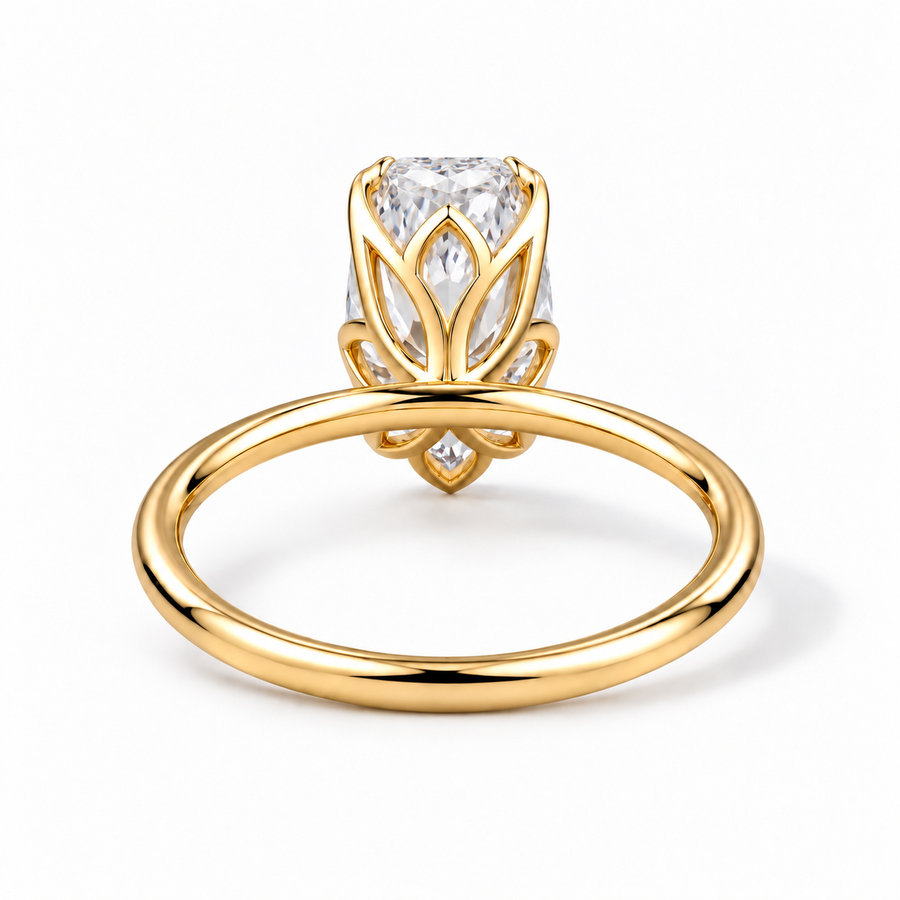 Seitenansicht: Cushion Verlobungsring aus Gelbgold mit Labordiamant und Tulpenfassung