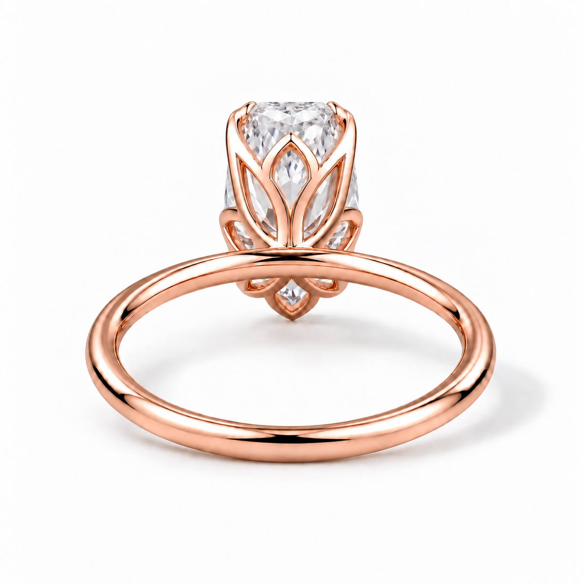 Seitenansicht: Cushion Verlobungsring aus Roségold mit Labordiamant und Tulpenfassung