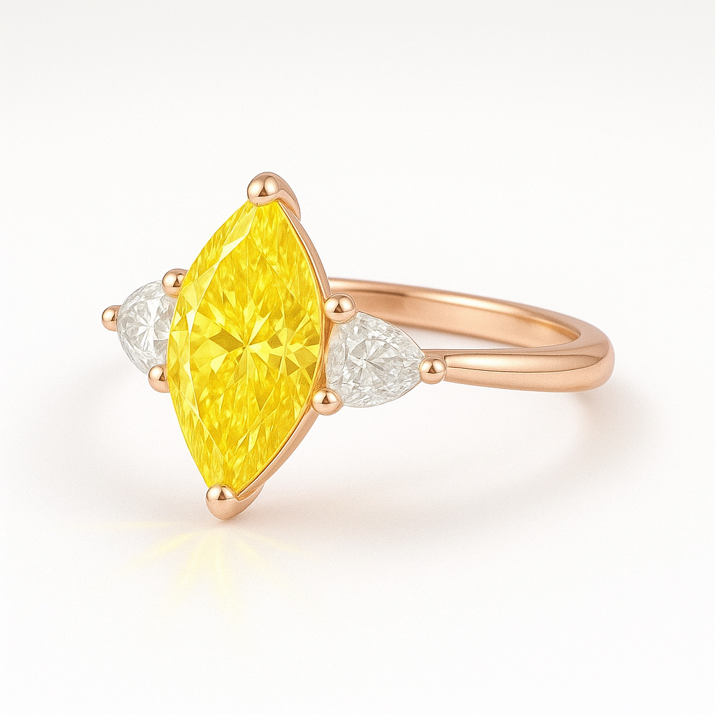 Eleganter Marquise-Dreistein-Ring mit leuchtend gelbem, laborgezüchtetem Diamanten in Marquise-Schliff, gefasst in edlem 14K Roségold. Zwei funkelnde, weiße Seitensteine betonen das intensive Gelb des Mitteldiamanten. Nachhaltiger Luxusschmuck, handgefertigt für anspruchsvolle Frauen, die zeitlose Eleganz und moderne Ethik vereinen möchten. Perfekt als Verlobungsring oder Statement-Piece.
