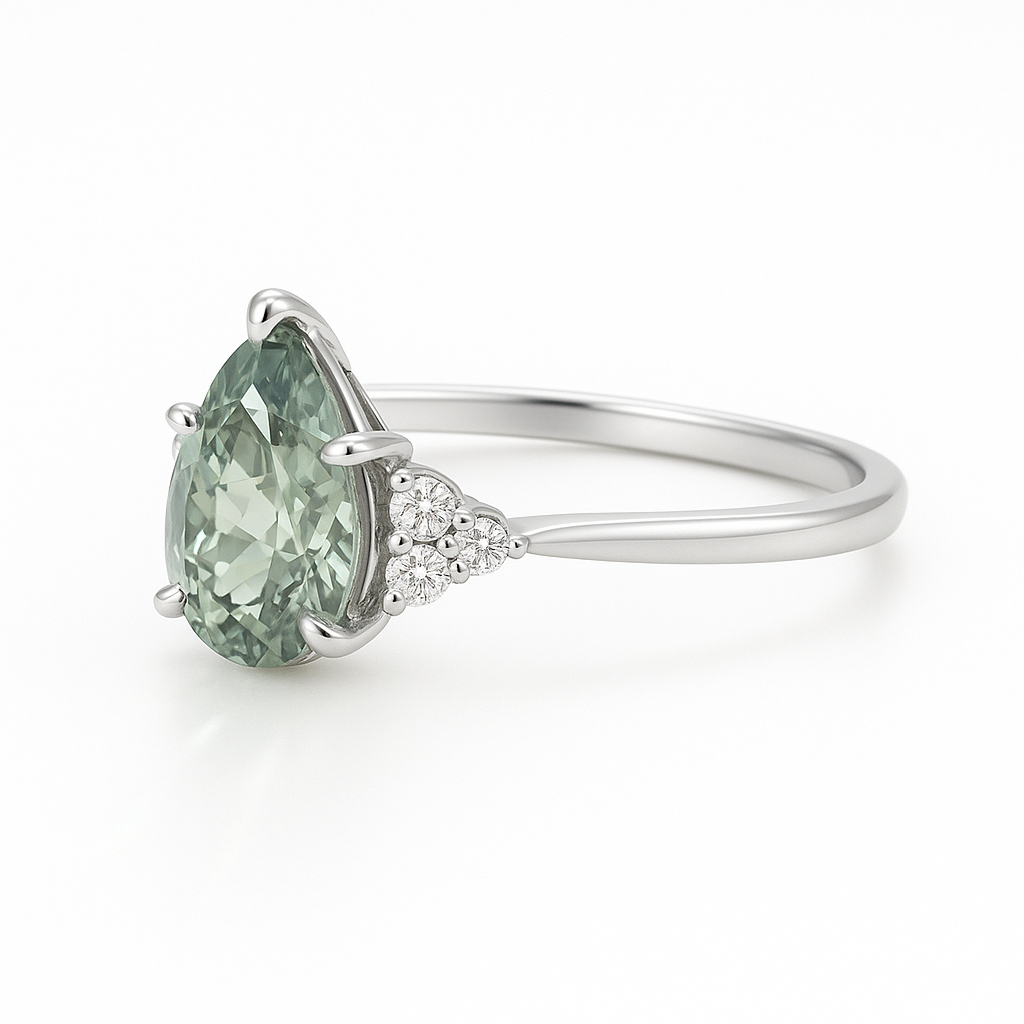 Eleganter Verlobungsring mit tropfenförmigem, laborgezüchtetem grünen Diamanten in 14K weissgold – nachhaltiger Dreistein-Ring für Frauen.