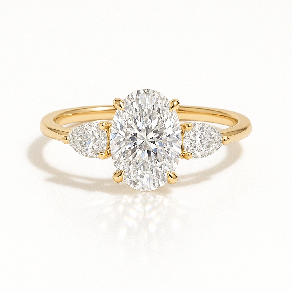 Carmen Oval Threestone Verlobungsring aus 18k Gelbgold mit einem funkelnden, laborgezüchteten Diamanten – handgefertigt, nachhaltig, von Labgrownlove