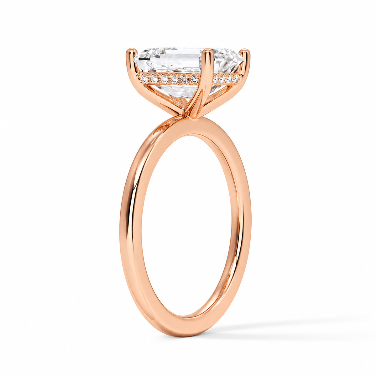 Seitenansicht: Emerald-Verlobungsring aus Roségold mit Labordiamant und Galerieschiene und Hidden Halo