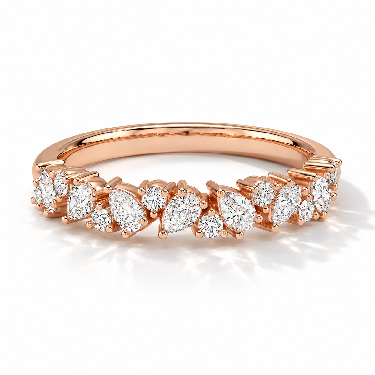 Tara Ehering mit runden und tropfenförmigen Labordiamanten im Cluster-Design in Roségold, liegende Schrägansicht
