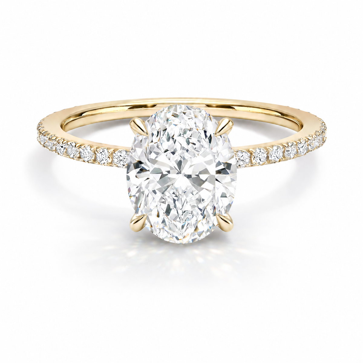 Ovaler Verlobungsring aus 14 Karat Gelbgold mit Diamant und Pavé-Ringschiene