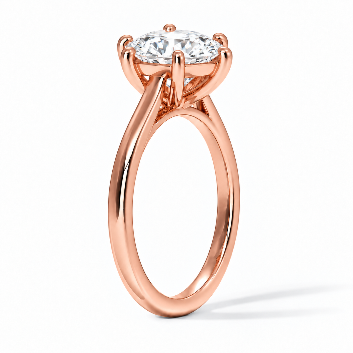 Seitenansicht: Runder Verlobungsring aus Roségold mit Labordiamant und Cathedral-Fassung