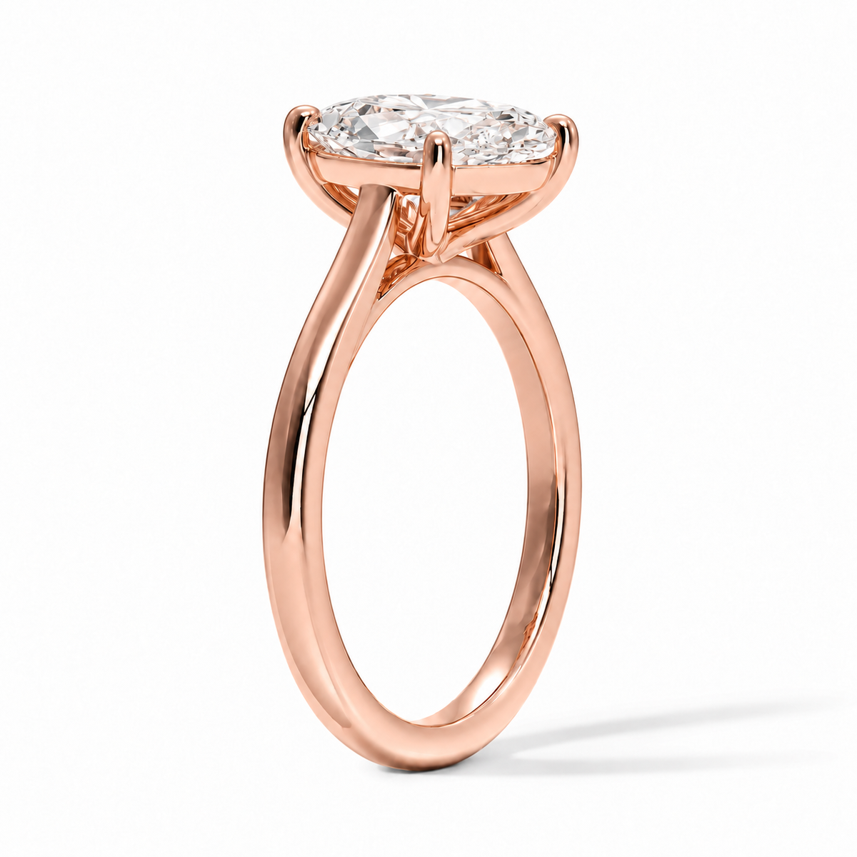 Seitenansicht: Ovaler Verlobungsring aus Roségold mit Labordiamant und Cathedral-Fassung