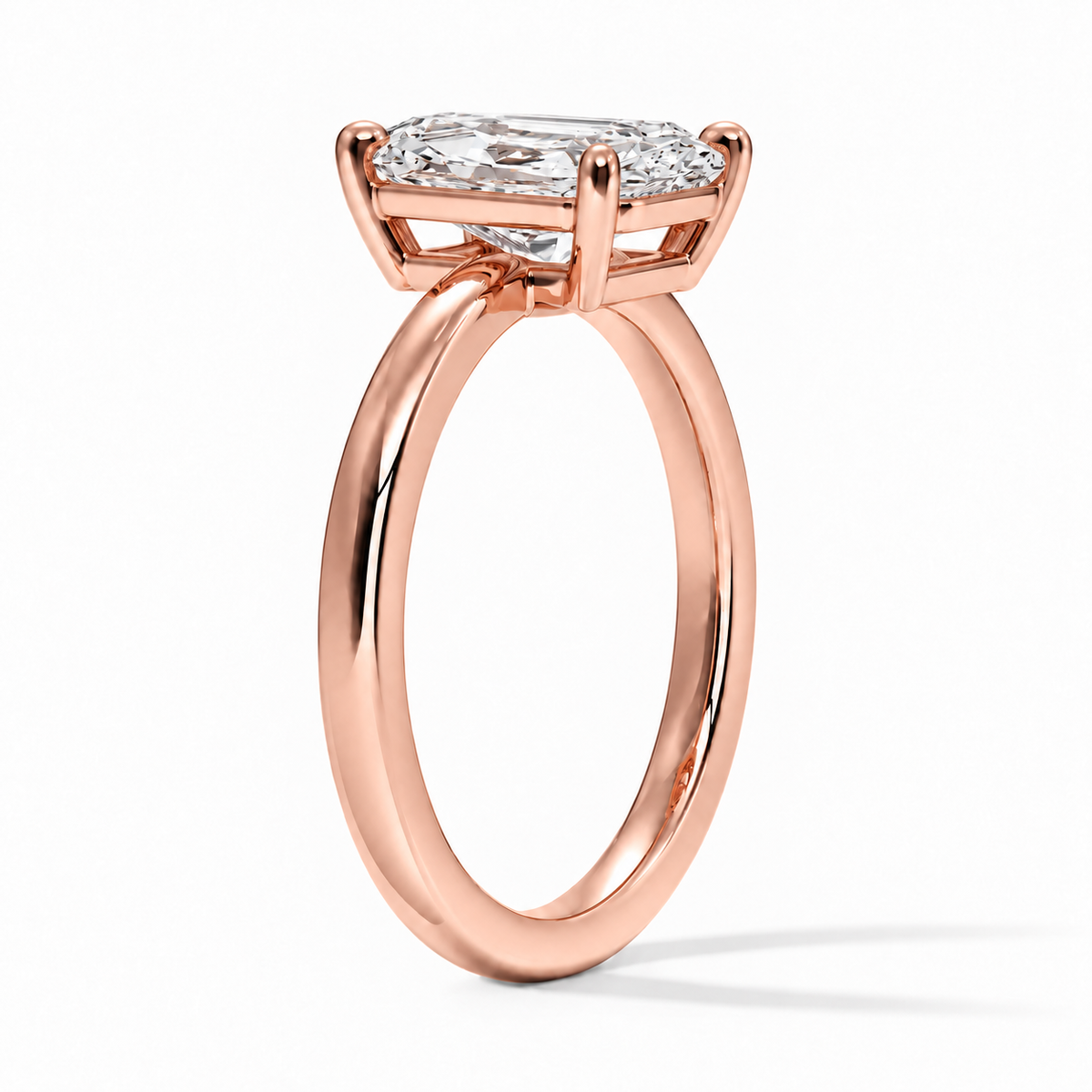 Seitenansicht: Radiant Verlobungsring aus Roségold mit Labordiamant und flacher Fassung