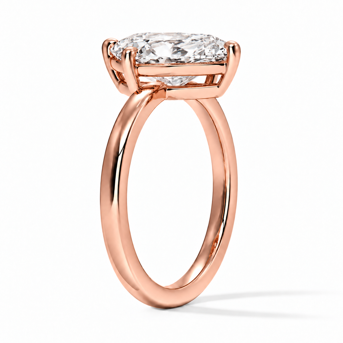 Seitenansicht: Cushion Verlobungsring aus Roségold mit Labordiamant und flacher Fassung