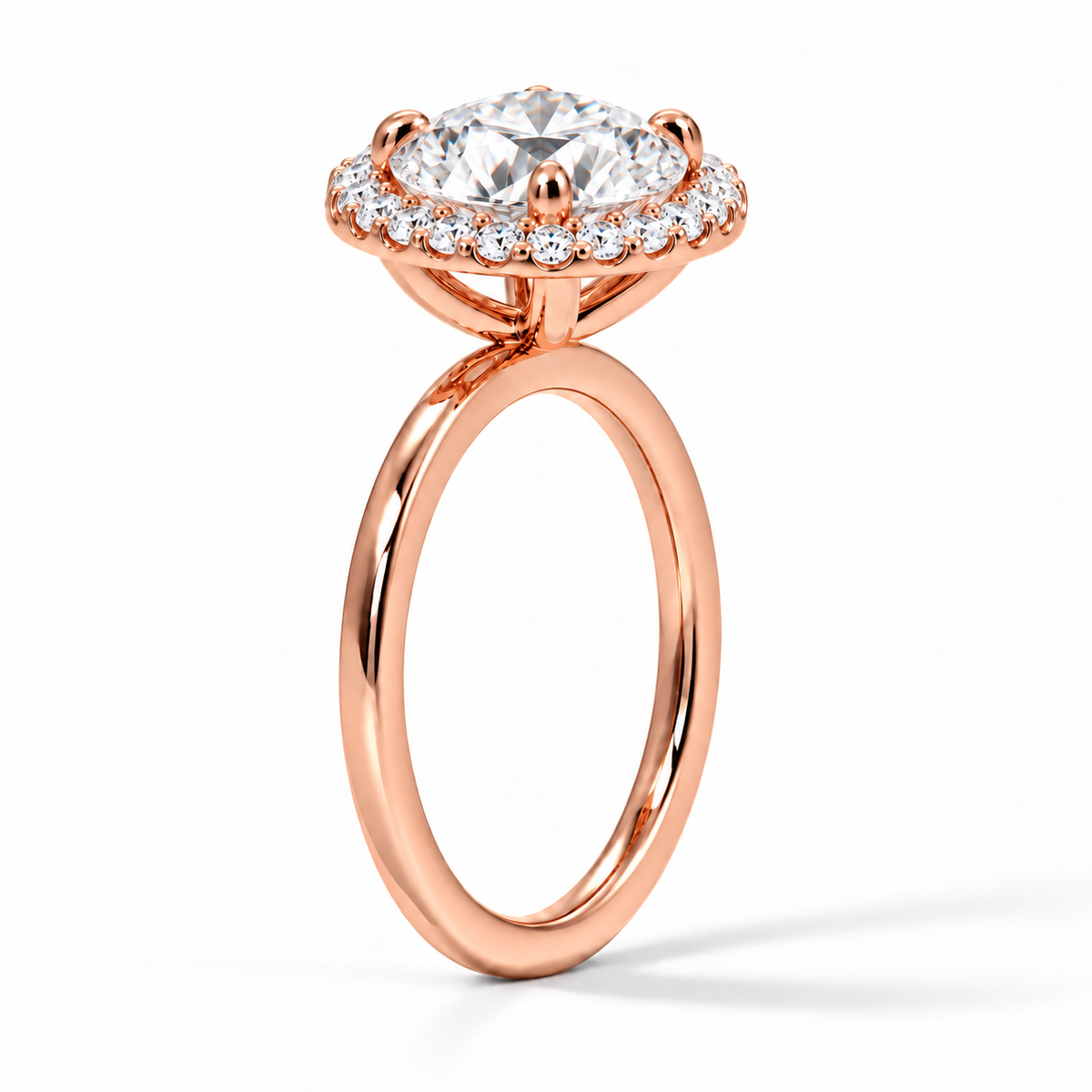 Seitenansicht: Runder Halo-Verlobungsring aus Roségold mit Labordiamant