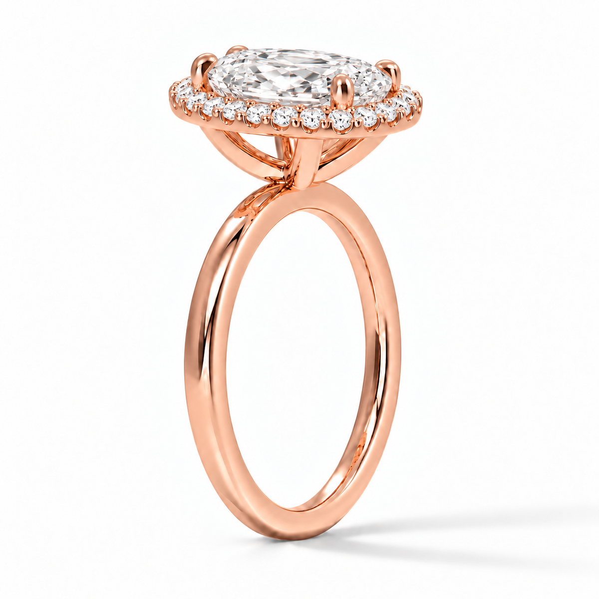 Seitenansicht: Ovaler Halo-Verlobungsring aus Roségold mit Labordiamant