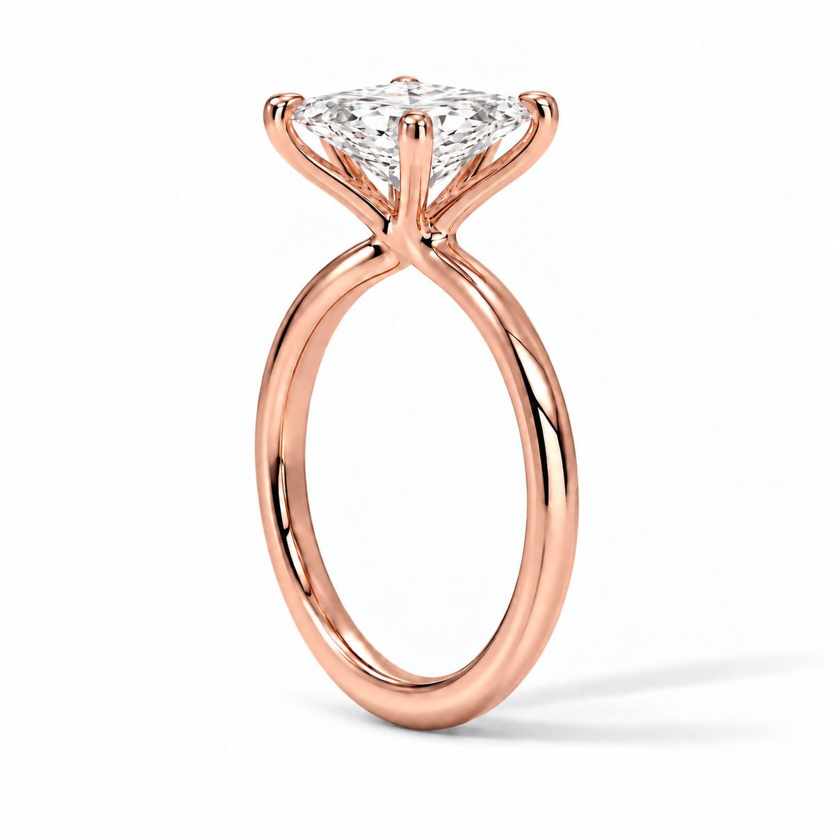 Seitenansicht: Princess-Cut Solitär-Verlobungsring aus Roségold mit Labordiamant