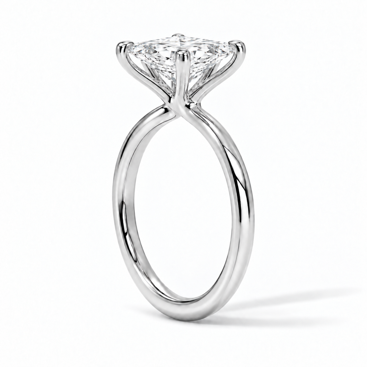 Seitenansicht: Princess-Cut Solitär-Verlobungsring aus Weißgold mit Labordiamant