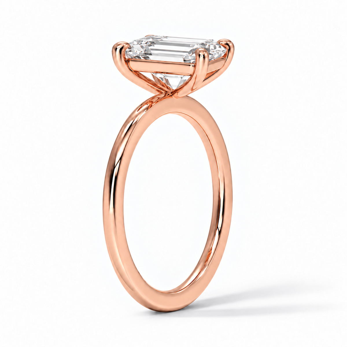 Seitenansicht: Emerald Verlobungsring aus Roségold mit Labordiamant und Galerieschiene